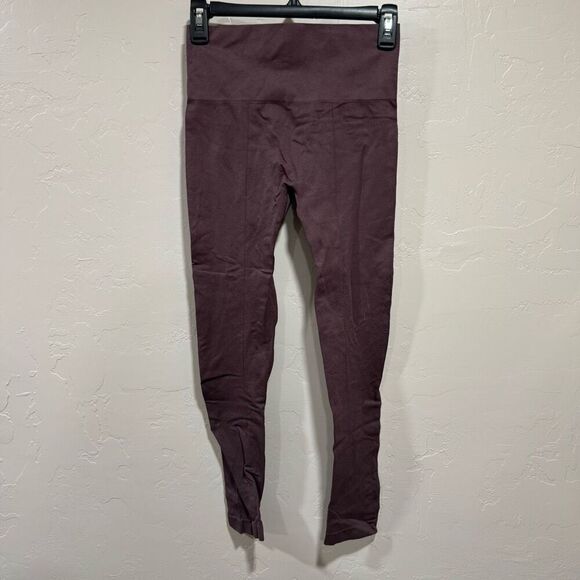 Yummie Plum tummy control leggings Size s/m - Picture 4 of 5